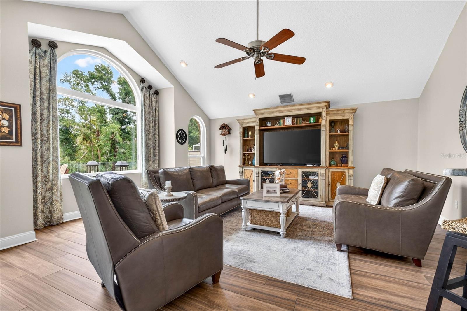 RIVER HILLS COUNTRY CLUB PH - Residential