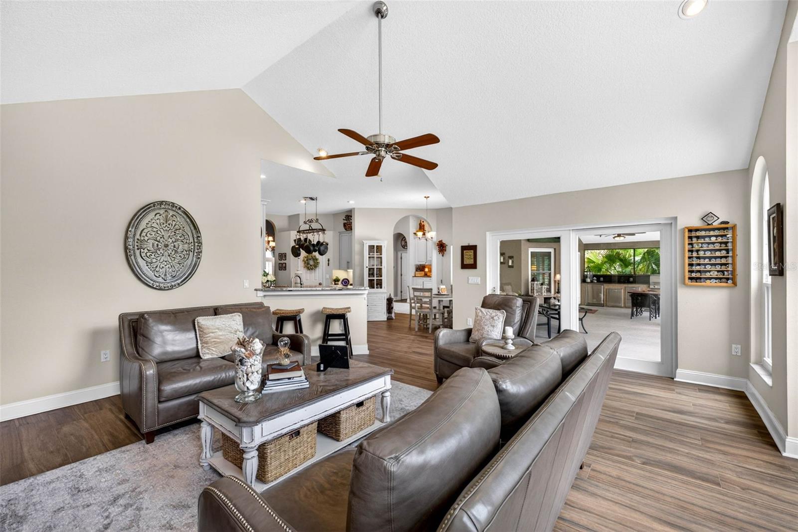 RIVER HILLS COUNTRY CLUB PH - Residential