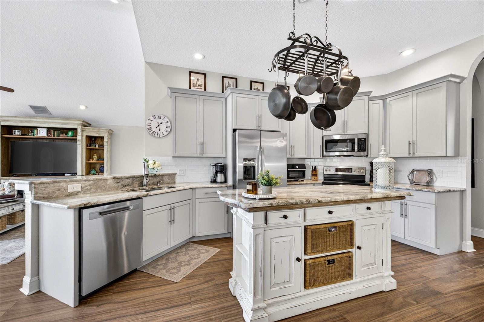 RIVER HILLS COUNTRY CLUB PH - Residential