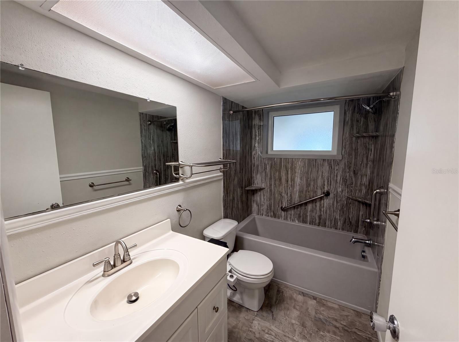 COLONIAL HILLS - Residential