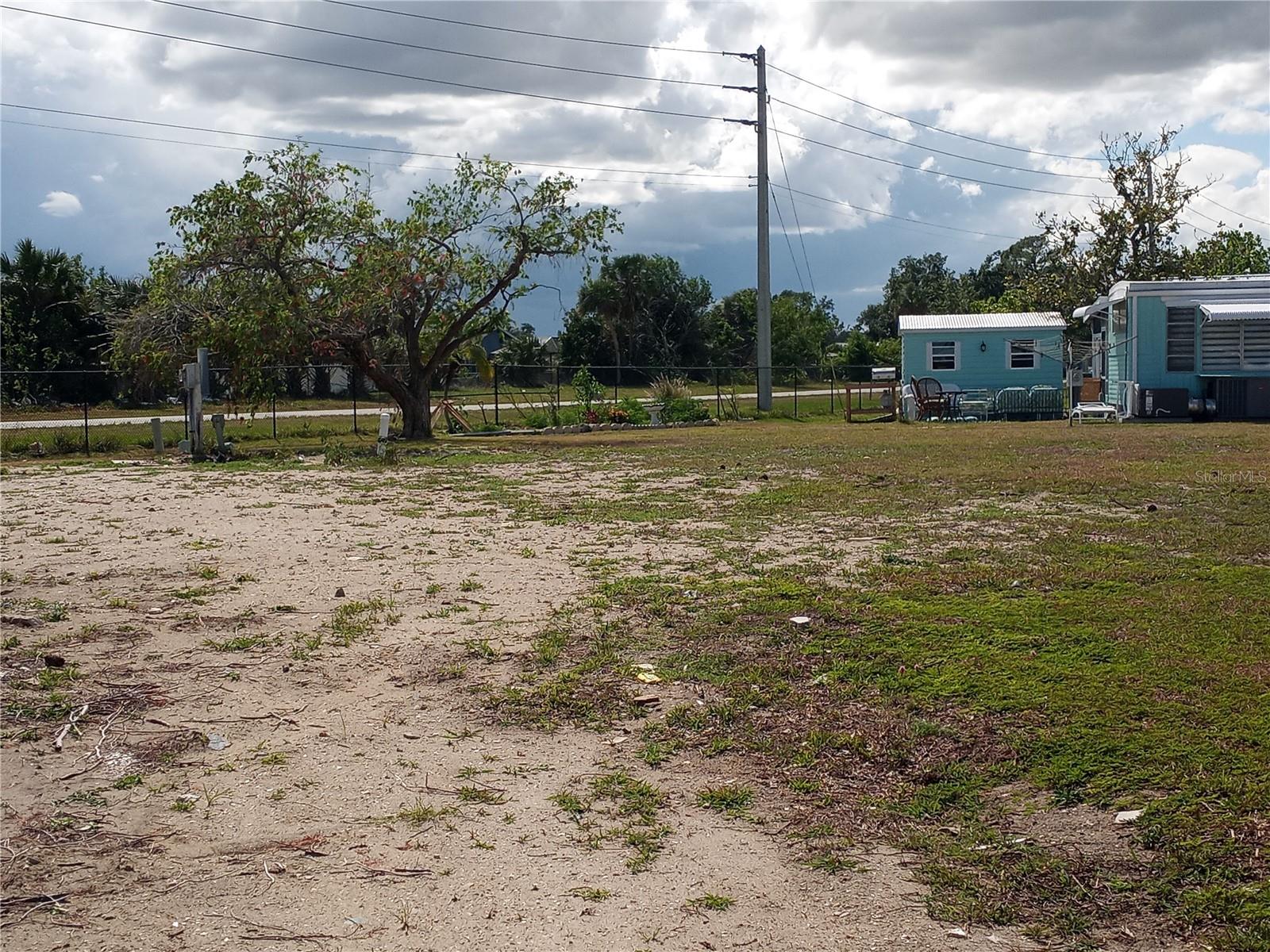 HOLIDAY PARK - Land