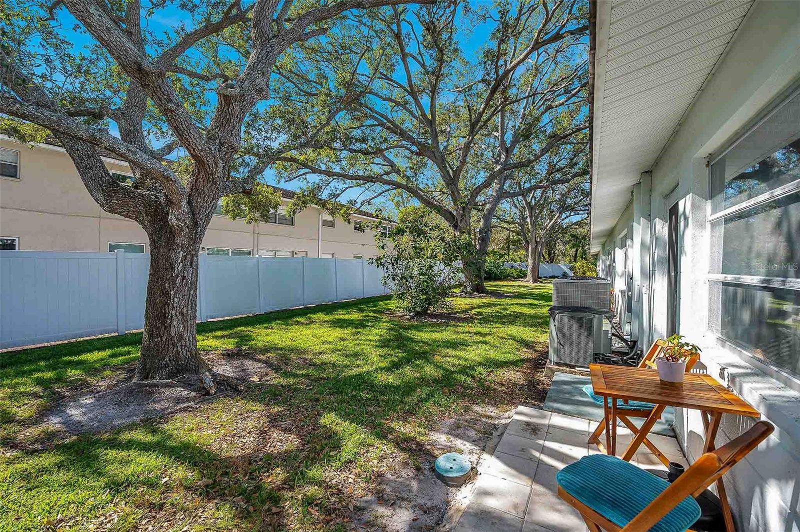 TWIN OAKS APTS - Residential