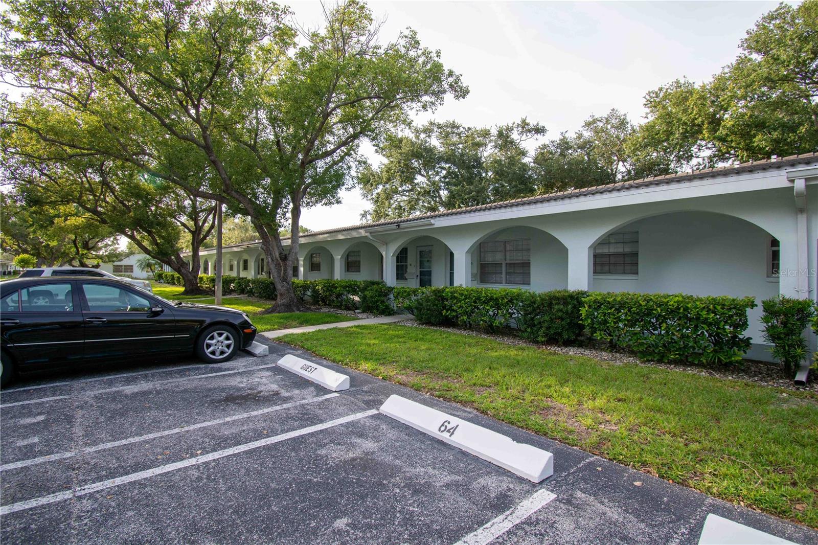 TWIN OAKS APTS - Residential