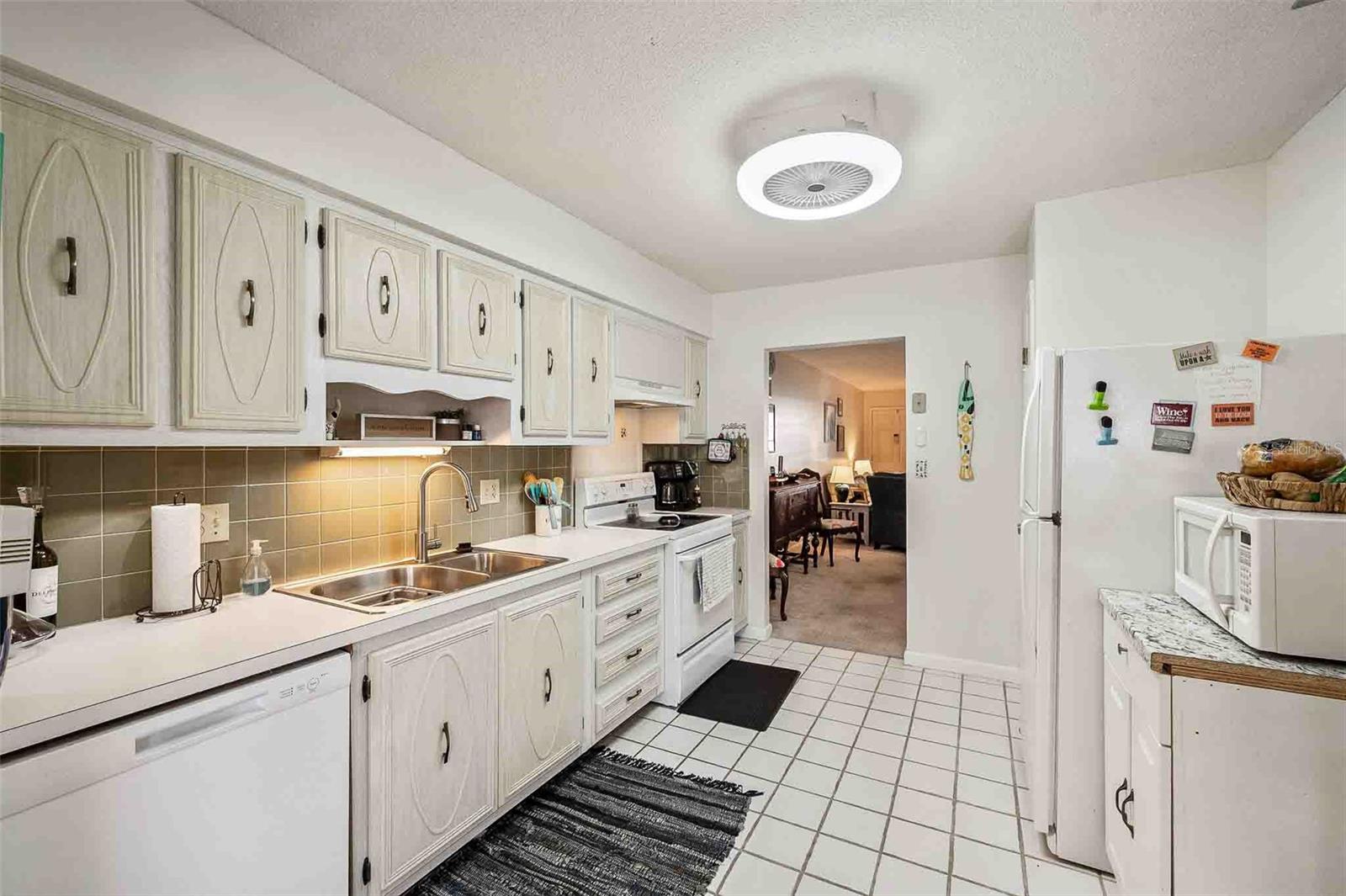TWIN OAKS APTS - Residential