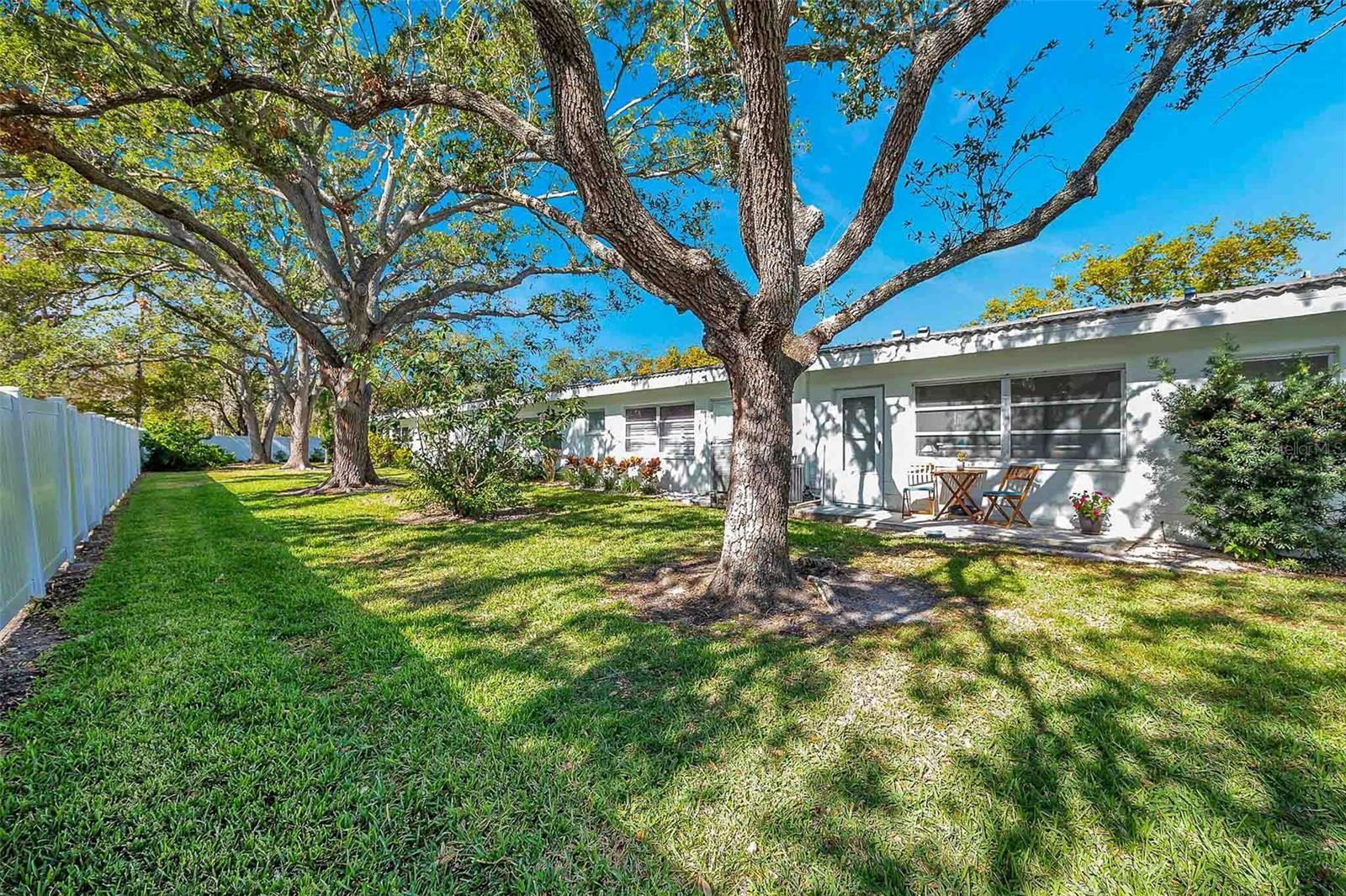 TWIN OAKS APTS - Residential