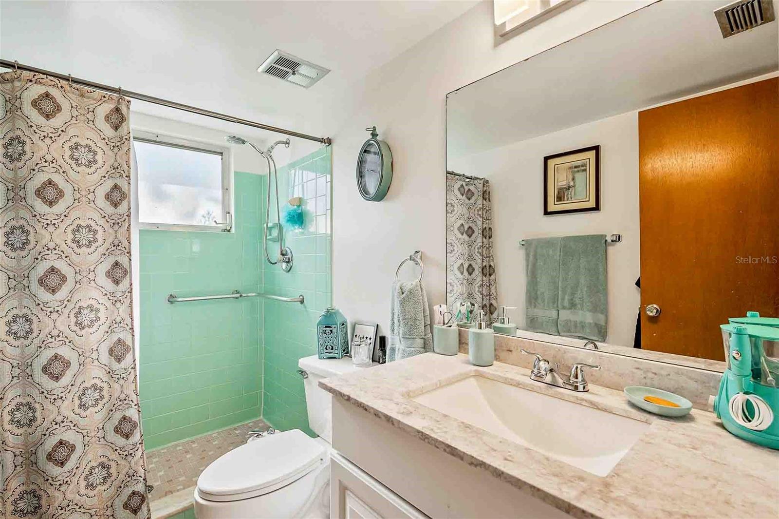 TWIN OAKS APTS - Residential