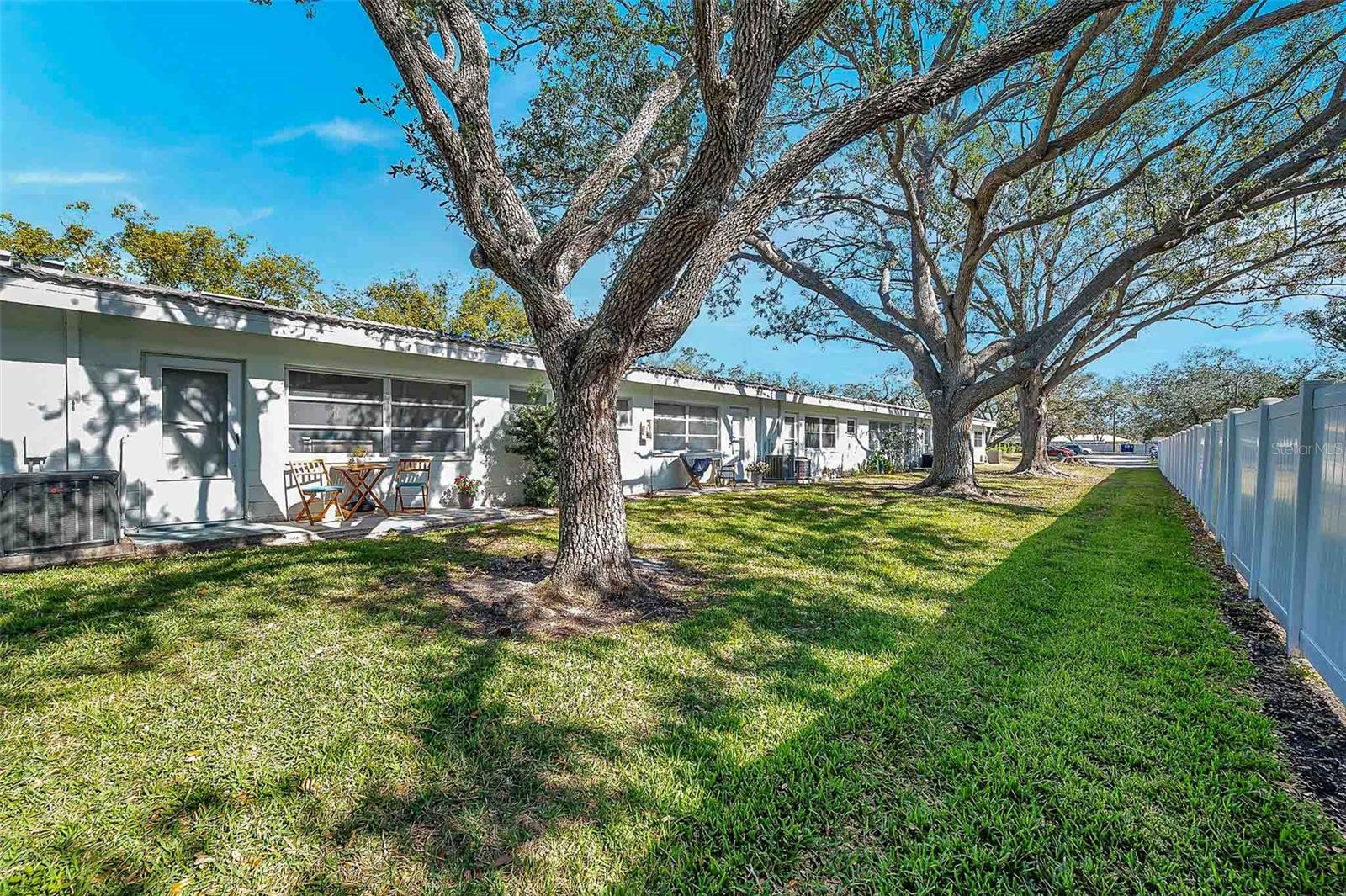 TWIN OAKS APTS - Residential