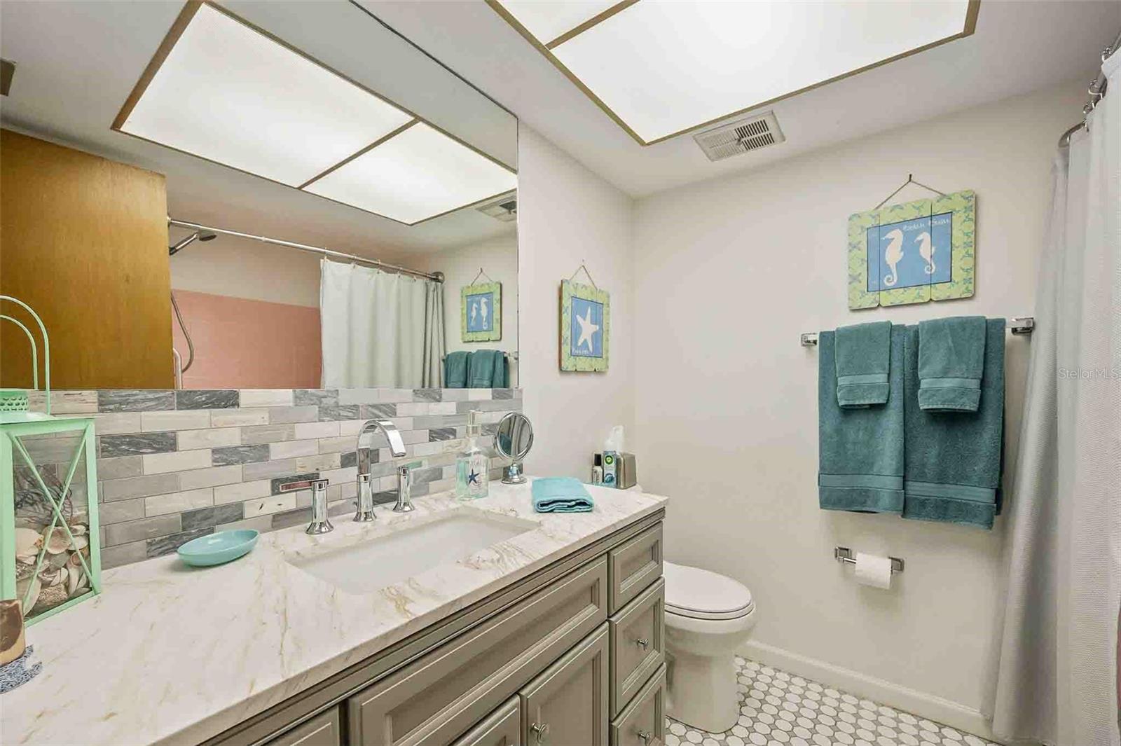 TWIN OAKS APTS - Residential