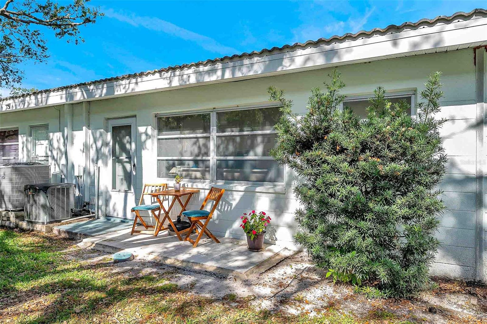 TWIN OAKS APTS - Residential