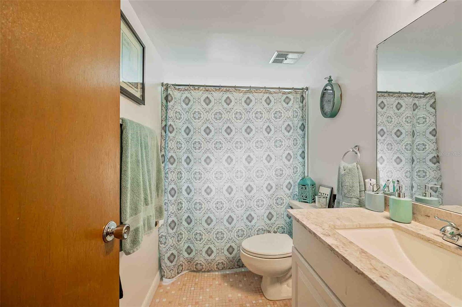 TWIN OAKS APTS - Residential