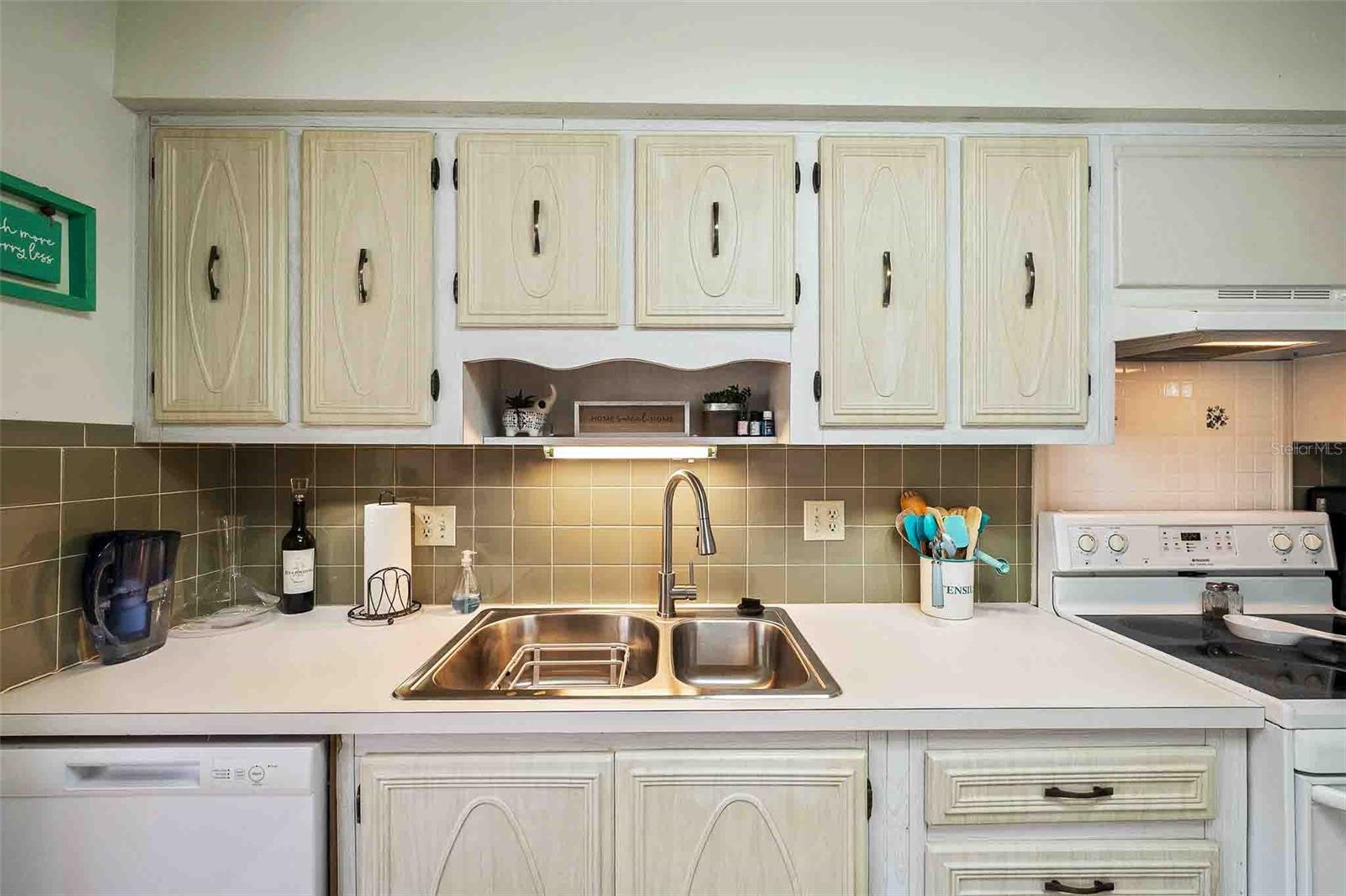 TWIN OAKS APTS - Residential