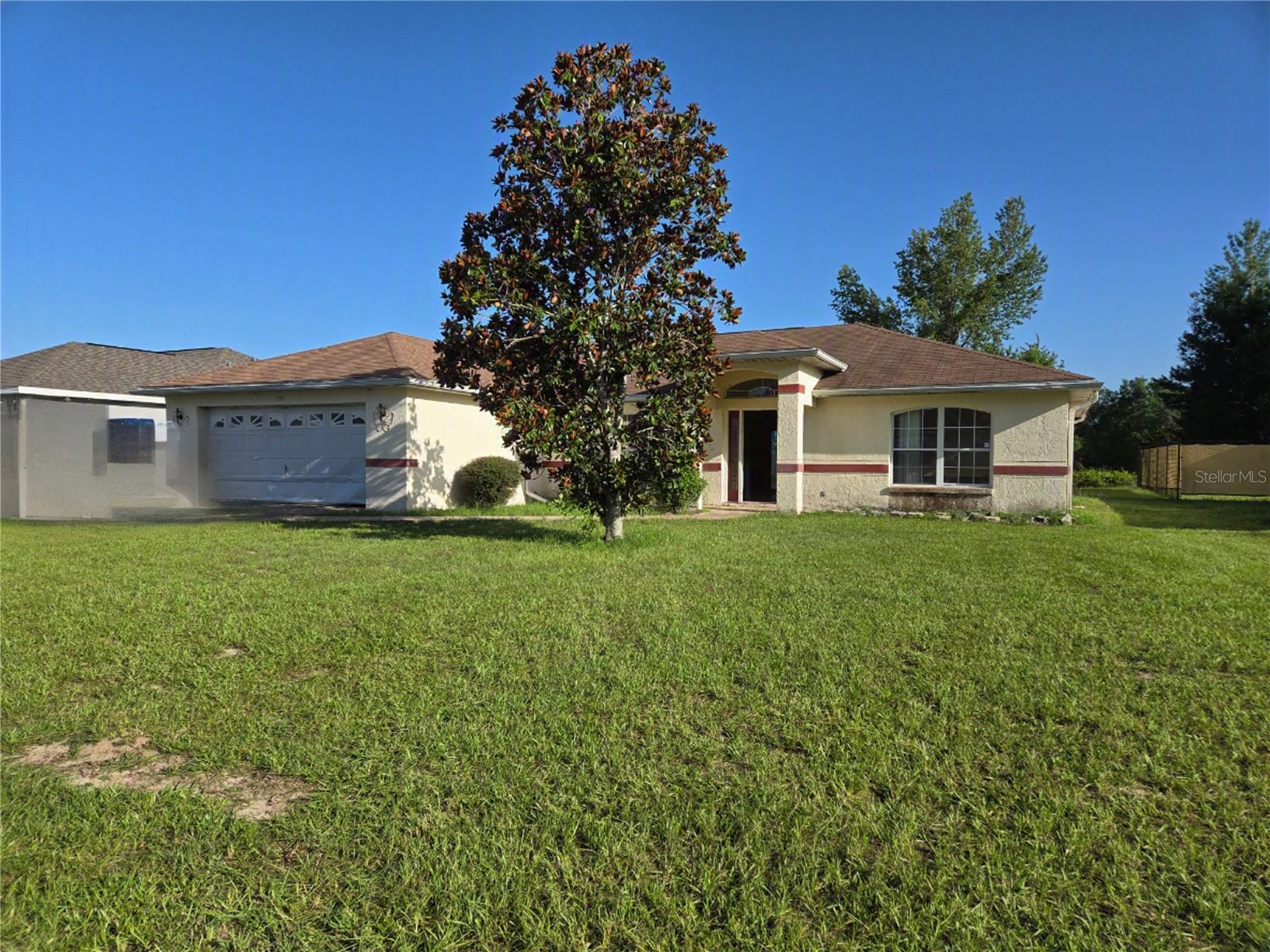 Large 3/2/2 On 1/4 acre lot located on a quiet street in Marion Oaks. large screen drum and back, large, open living room and dining room combo. split bedroom plan.