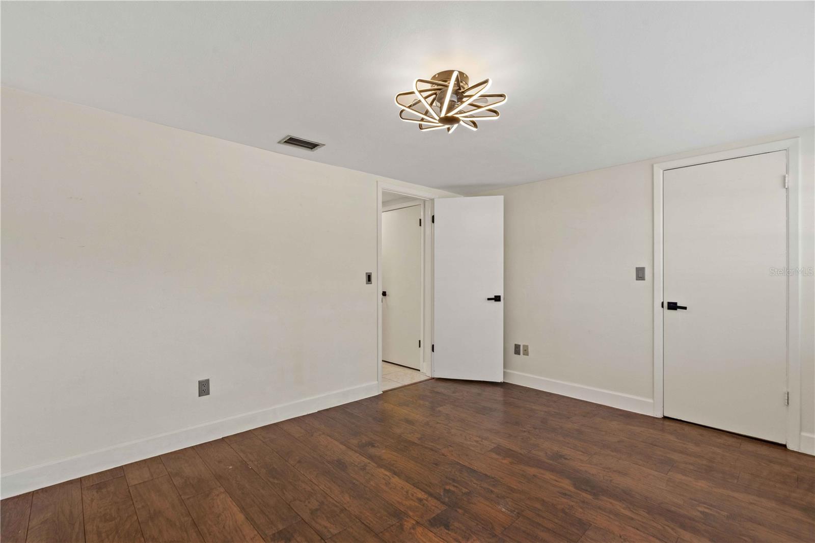 BEACON WOODS VILLAGE 5-B - Residential