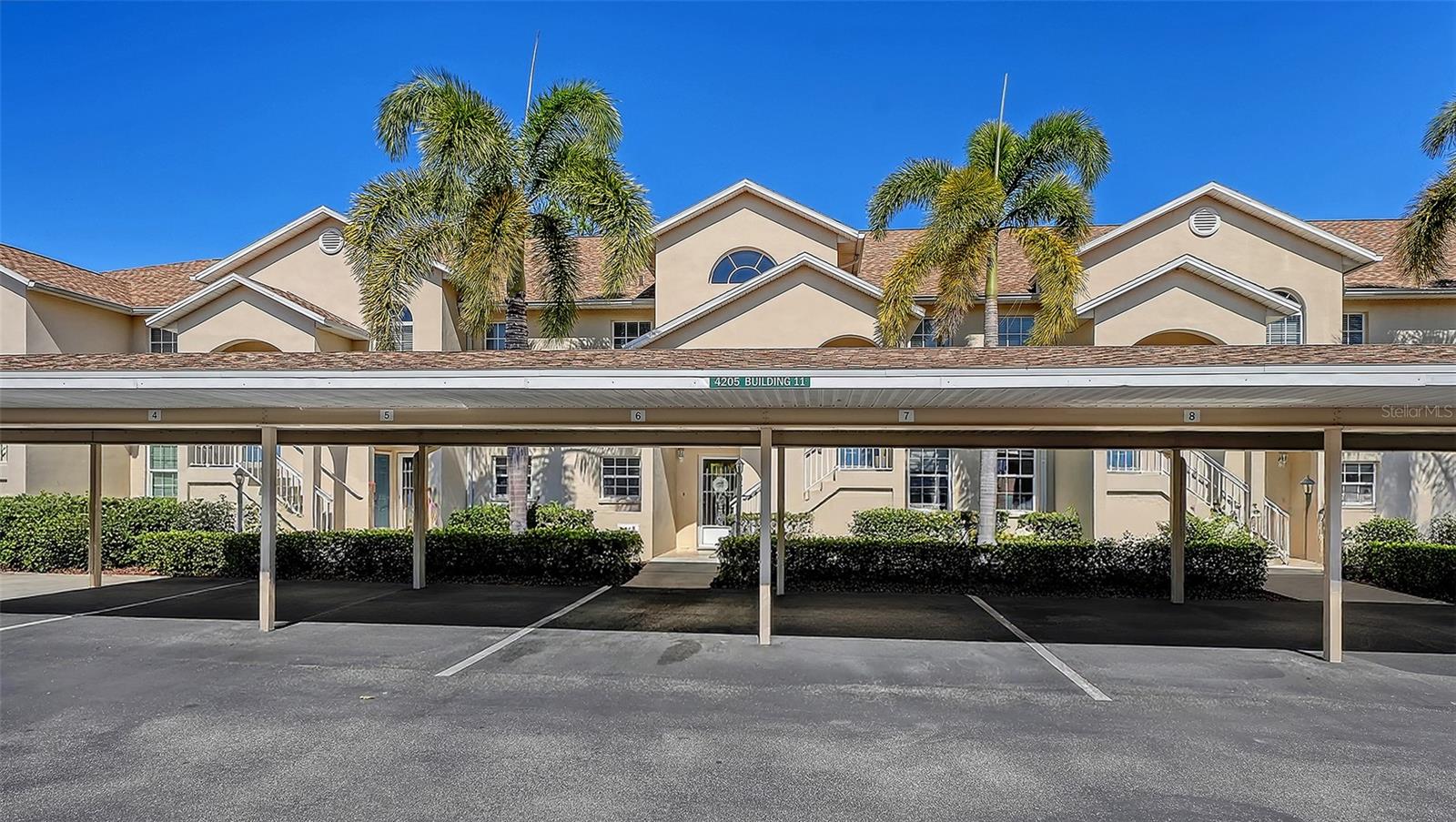 Palmer Ranch Condo close to Siesta Key and Lagacy bike/walking trail - Move in condition - Ceramic tile in living area - Bedrooms are both carpet - Glass enclosed lanai - New AC February 2026 - Outside storage room for bikes/beach chairs etc - Gated community with junoir olymnic sized heated pool hot tub/spa - Lighted tennis and pickle ball courts - basketball court - bicycle stands - BBQ/picnic area - Clubhouse includes fitness center - billard and card rooms - library and private 32 seat movie theatre - Pinestone is 1/2 mile to Sarasota Square Mall, Costco,  YMCA, theatre and dining