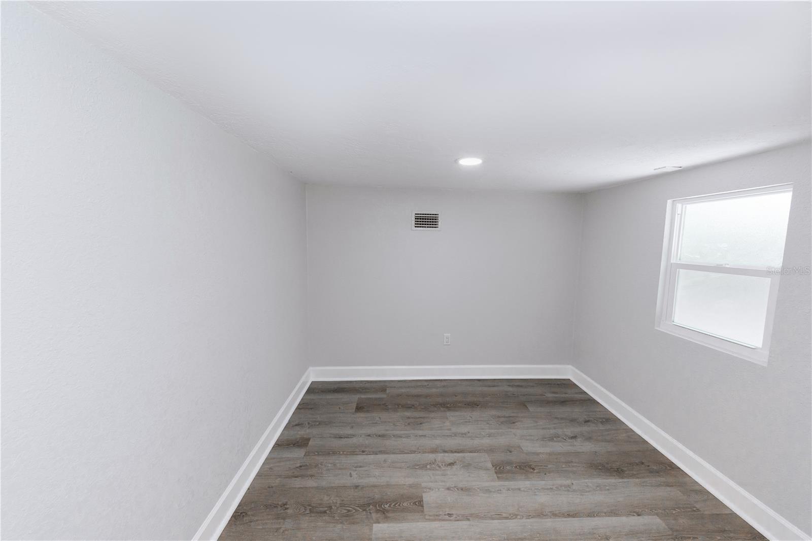 LAUGHNERS LAKEVIEW ADD - Residential Lease