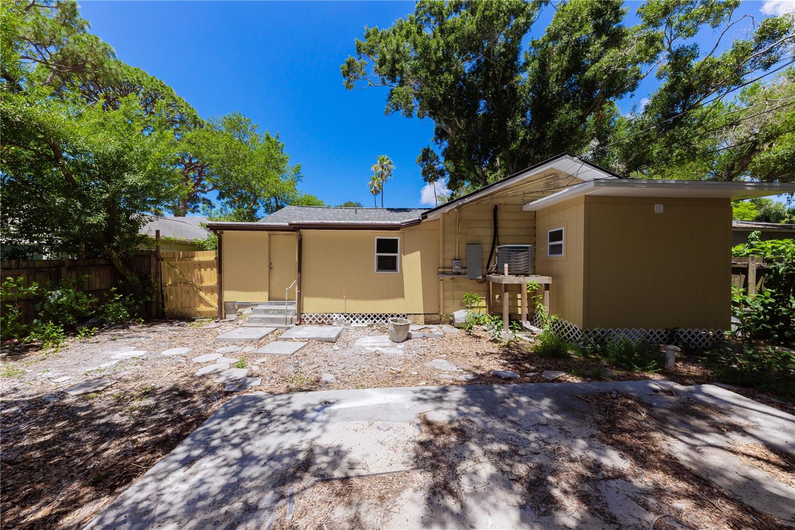 LAUGHNERS LAKEVIEW ADD - Residential Lease