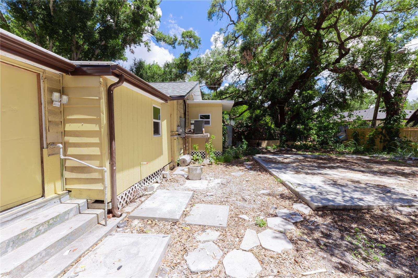LAUGHNERS LAKEVIEW ADD - Residential Lease