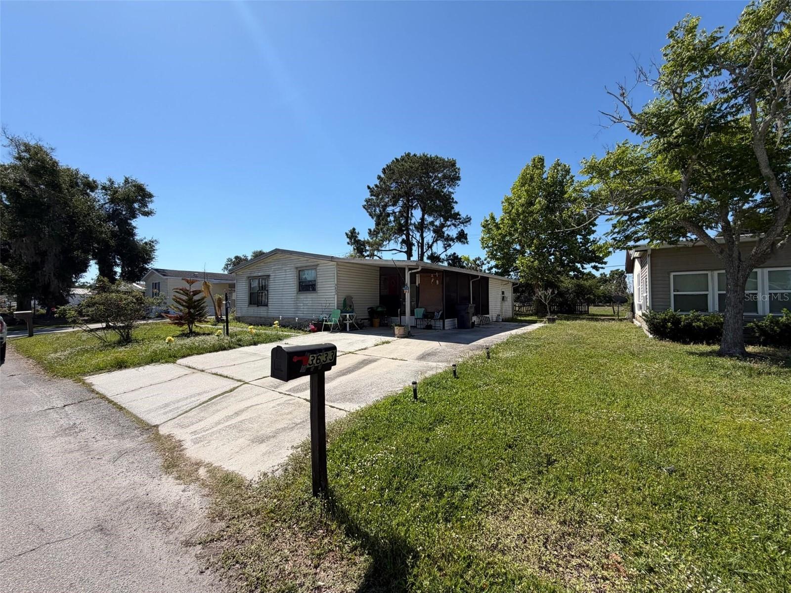 2 bed, 2 bath mobile home with tons of potential! This home needs some TLC but is priced accordingly for a quick sale. Convenient Lakeland location close to shopping, dining, and major roadways. Don't miss this opportunity!