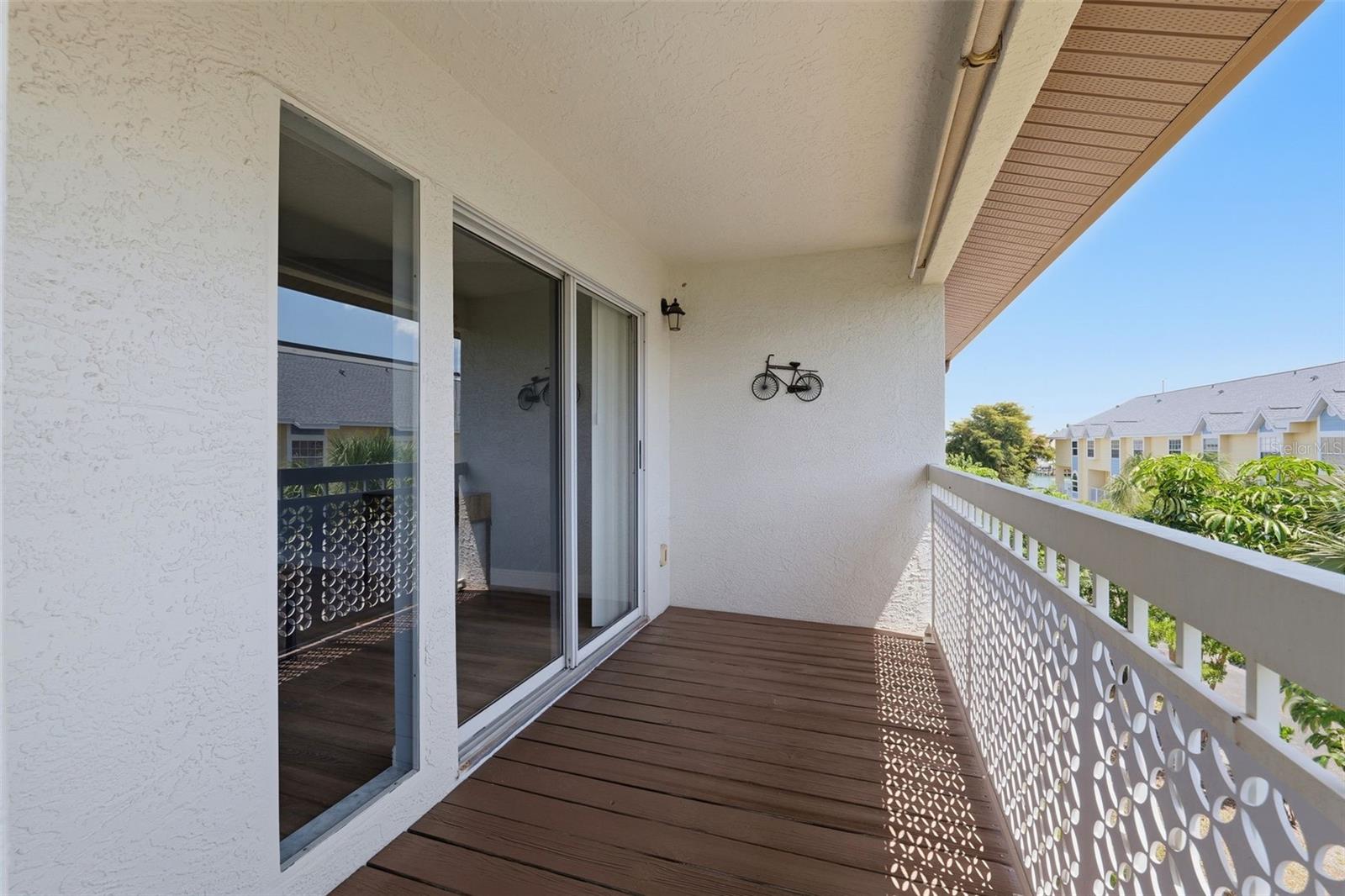 PALMS OF TIERRA - Residential Lease
