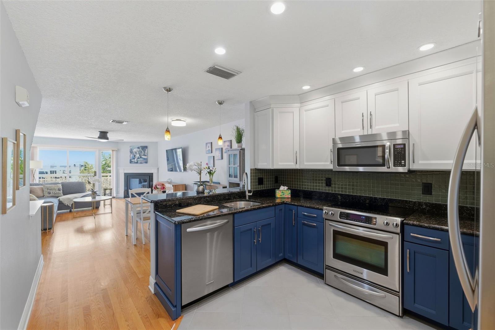 PALMS OF TIERRA - Residential Lease