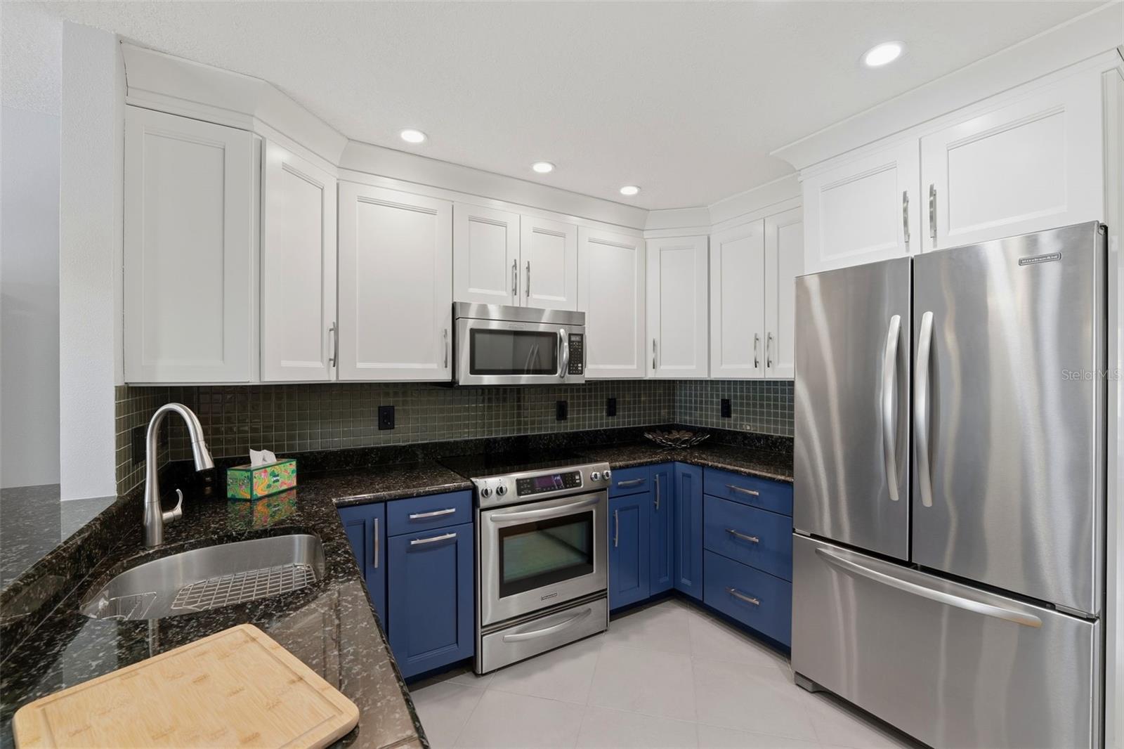 PALMS OF TIERRA - Residential Lease