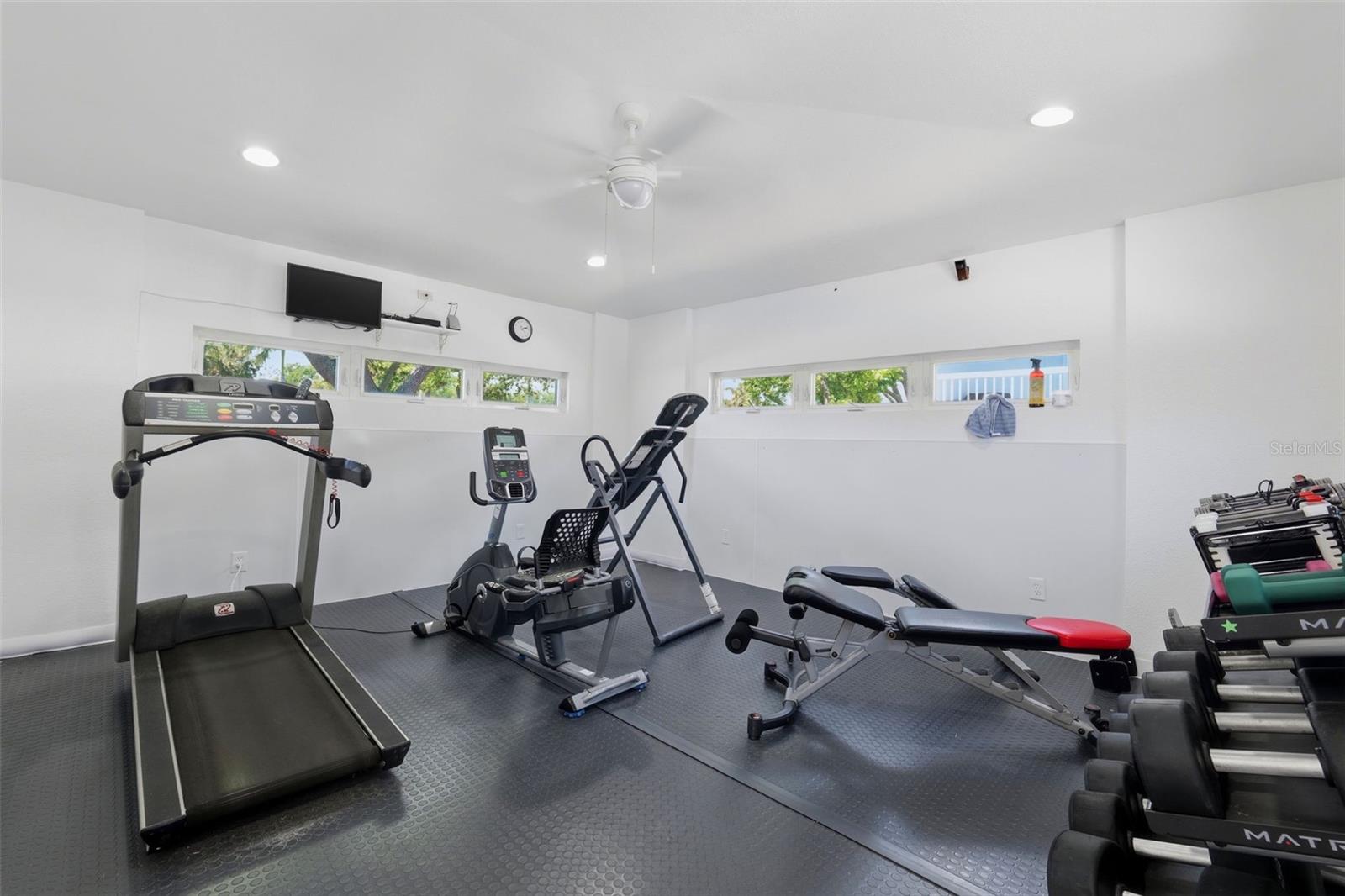 PALMS OF TIERRA - Residential Lease