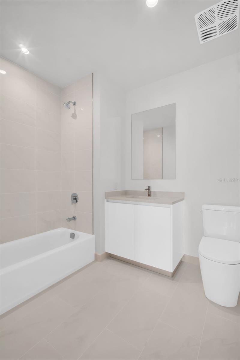 400 CENTRAL - Residential Lease