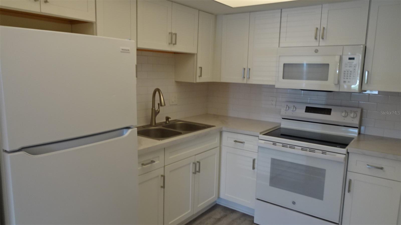 GATEWAY SQUARE APTS - Residential