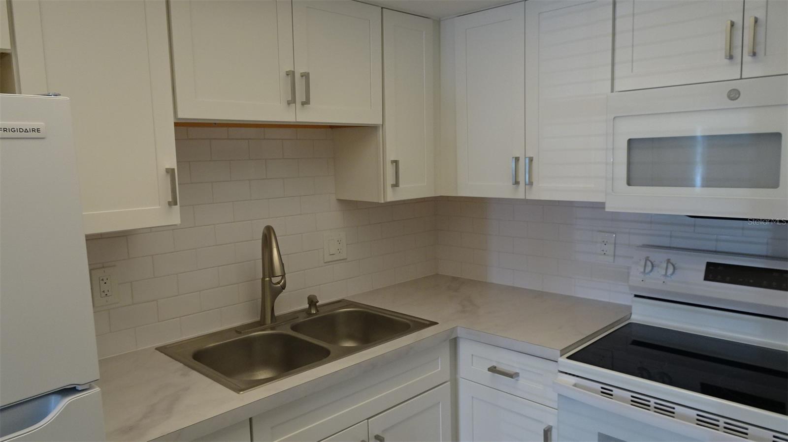 GATEWAY SQUARE APTS - Residential