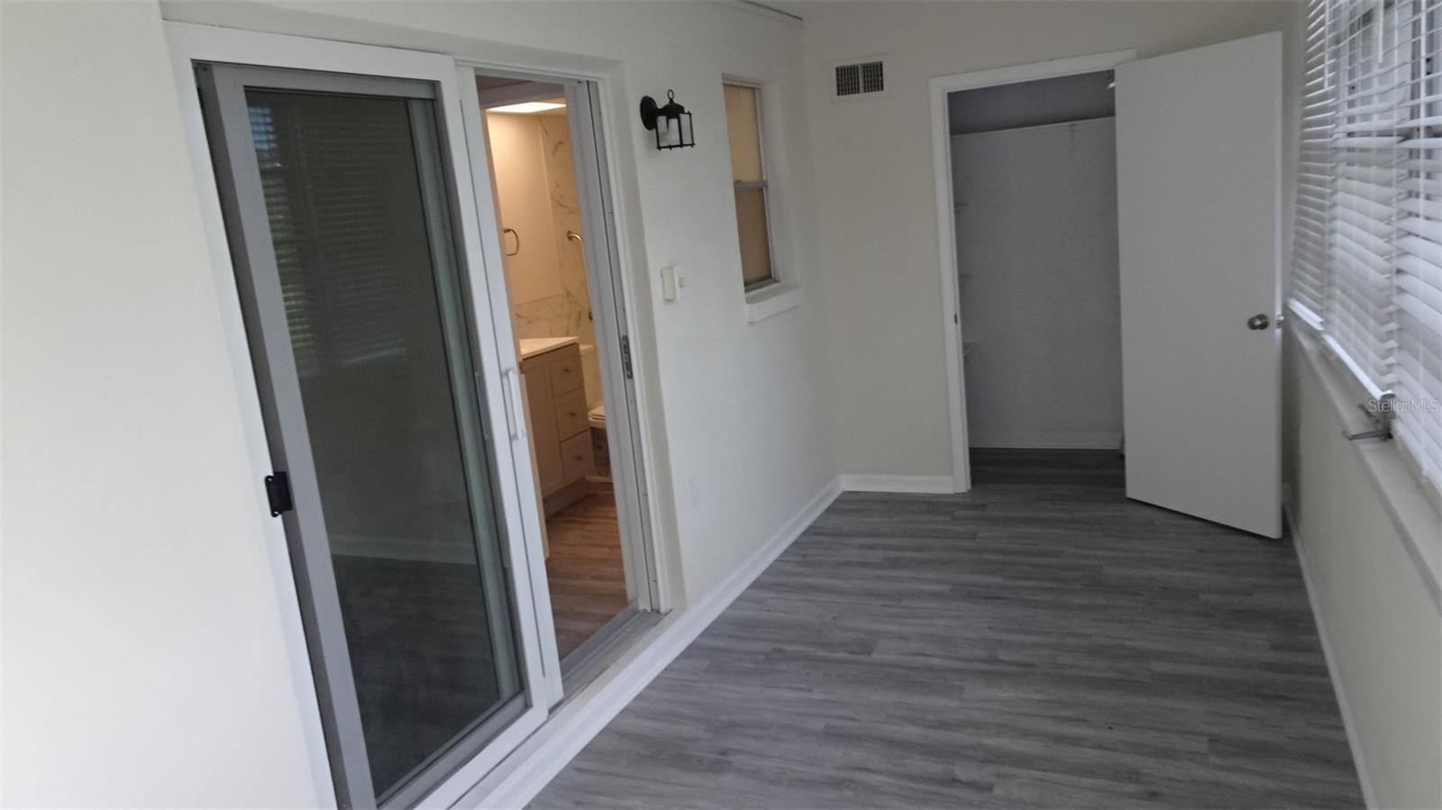 GATEWAY SQUARE APTS - Residential