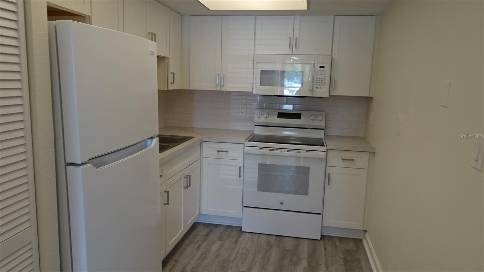 GATEWAY SQUARE APTS - Residential