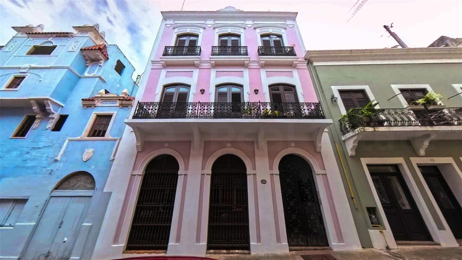 Located in the vibrant historic district of Old San Juan, this 10-unit residential building blends colonial charm with modern functionality. Featuring spacious units and 10800 sq ft of total building area, this property represents a true real estate gem in one of Puerto Rico’s most sought-after locations.

Surrounded by historic architecture, cafés, museums, and rich cultural life, this building is ideal for an investment portfolio focused on high-value urban rentals.