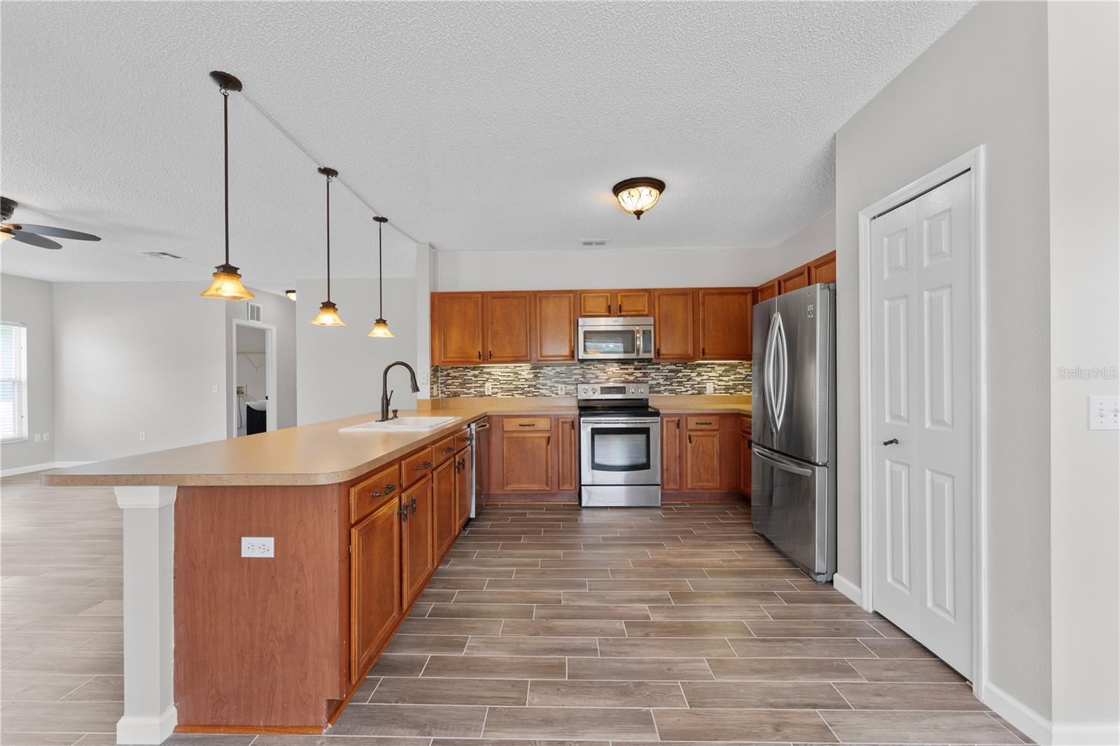 DAHLIA RESERVE AT CRESCENT LAKES - Residential Lease