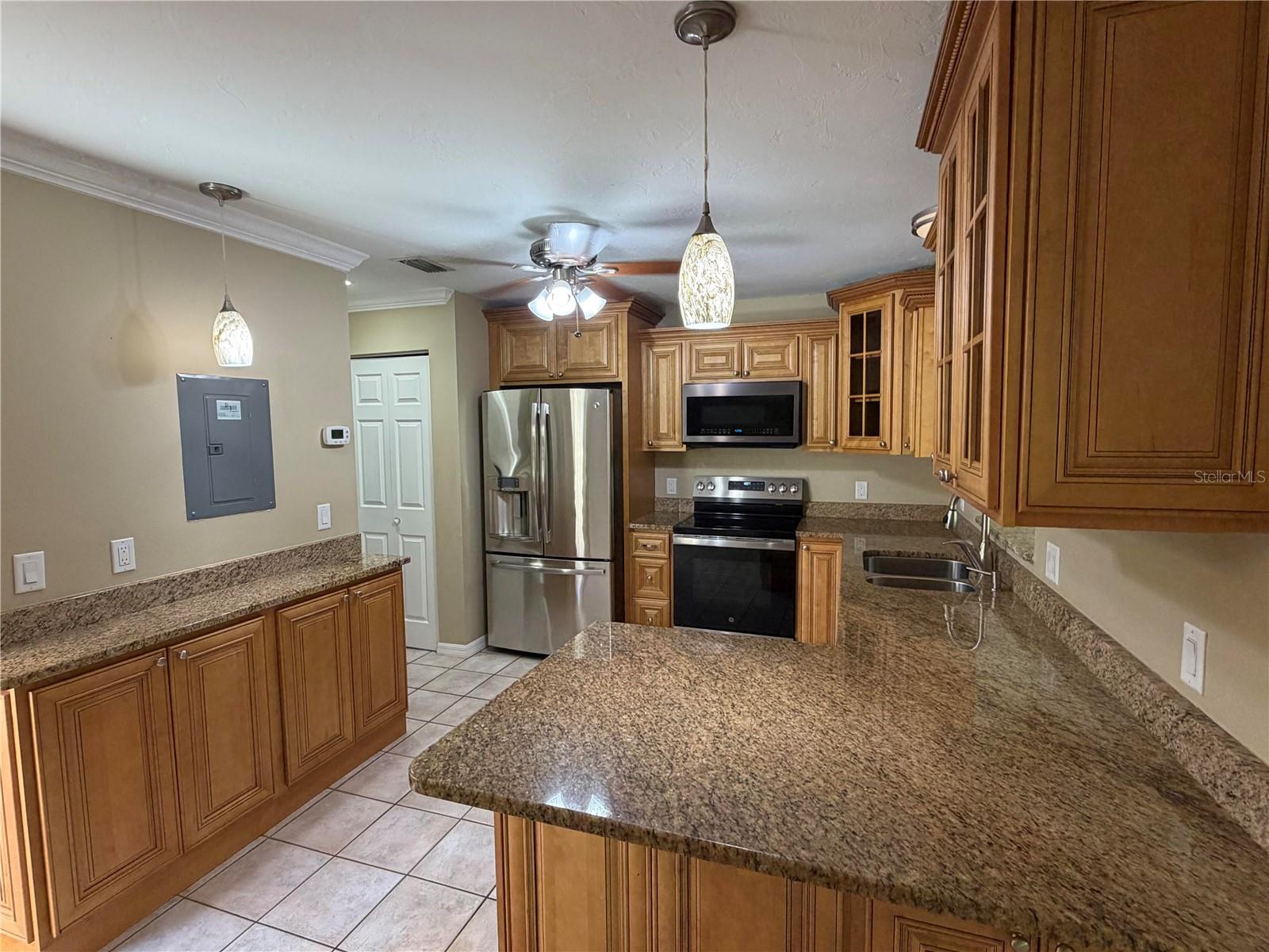 FIVE LAKES 1 & 1C - Residential Lease