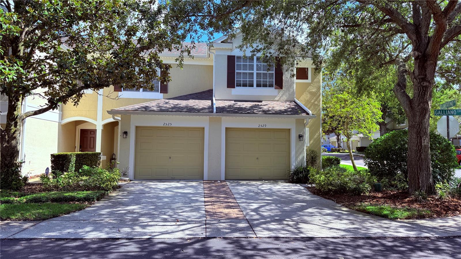 Fantastic end corner unit with Seminole County Winter Park address. Gated community, 3/2.5 - 2 story townhome with open floor plan. Very convenient location just off Semoran Blvd, with Walmart super center, Publix and abundant of shopping and dining facilities nearby.