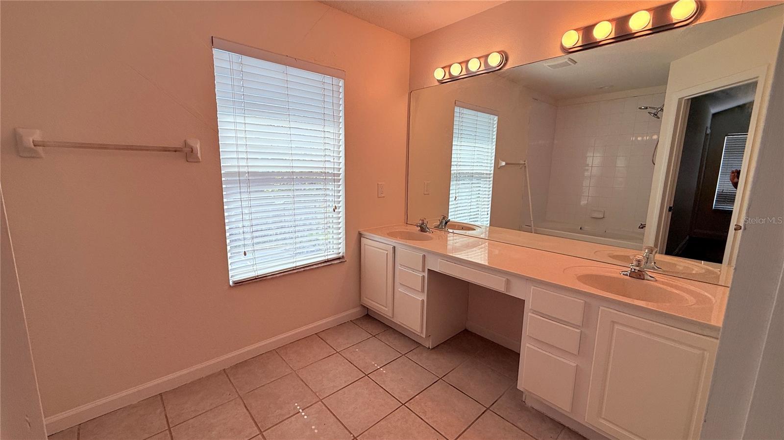 VISTAS AT LAKE HOWELL - Residential Lease