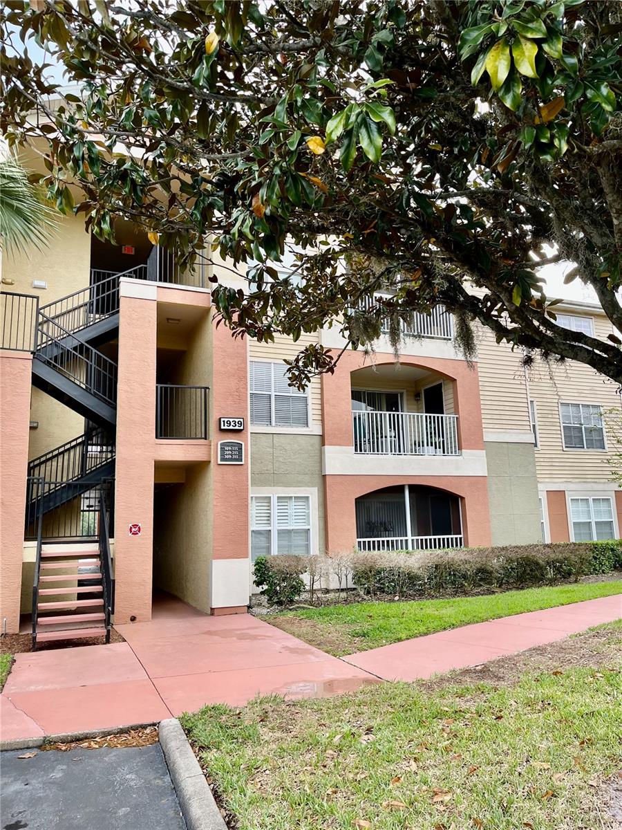 VILLAS AT LAKESIDE CONDO - Residential