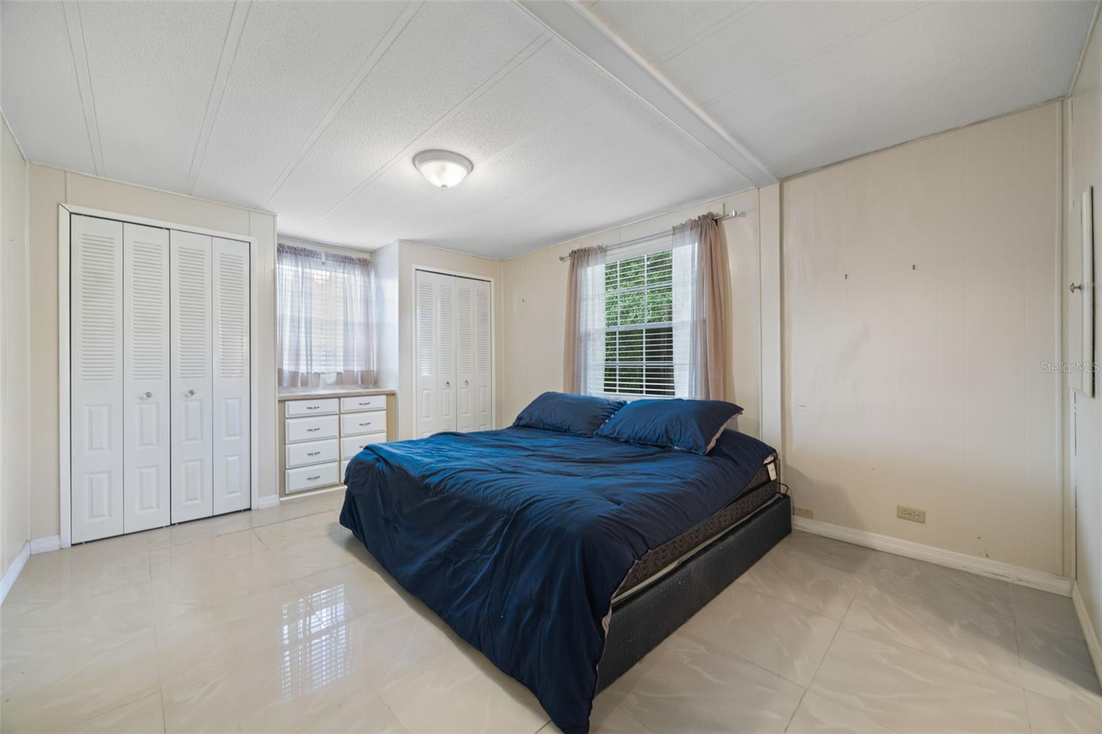 LAKESHORE VILLAS - Residential