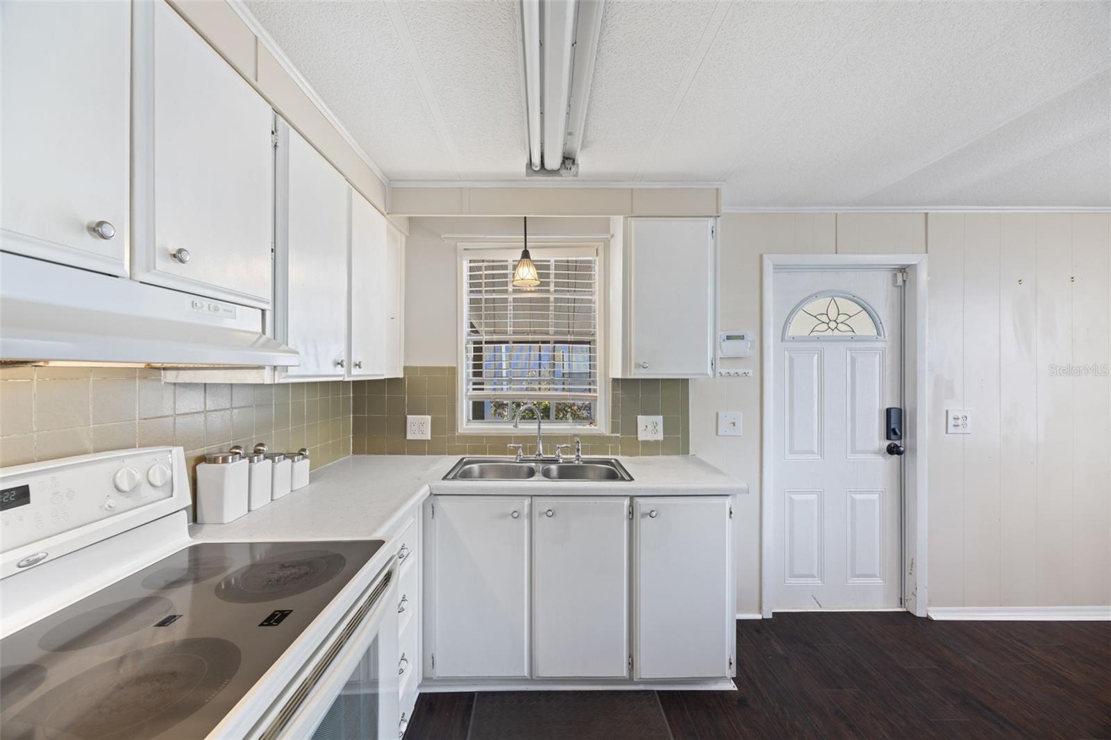 LAKESHORE VILLAS - Residential