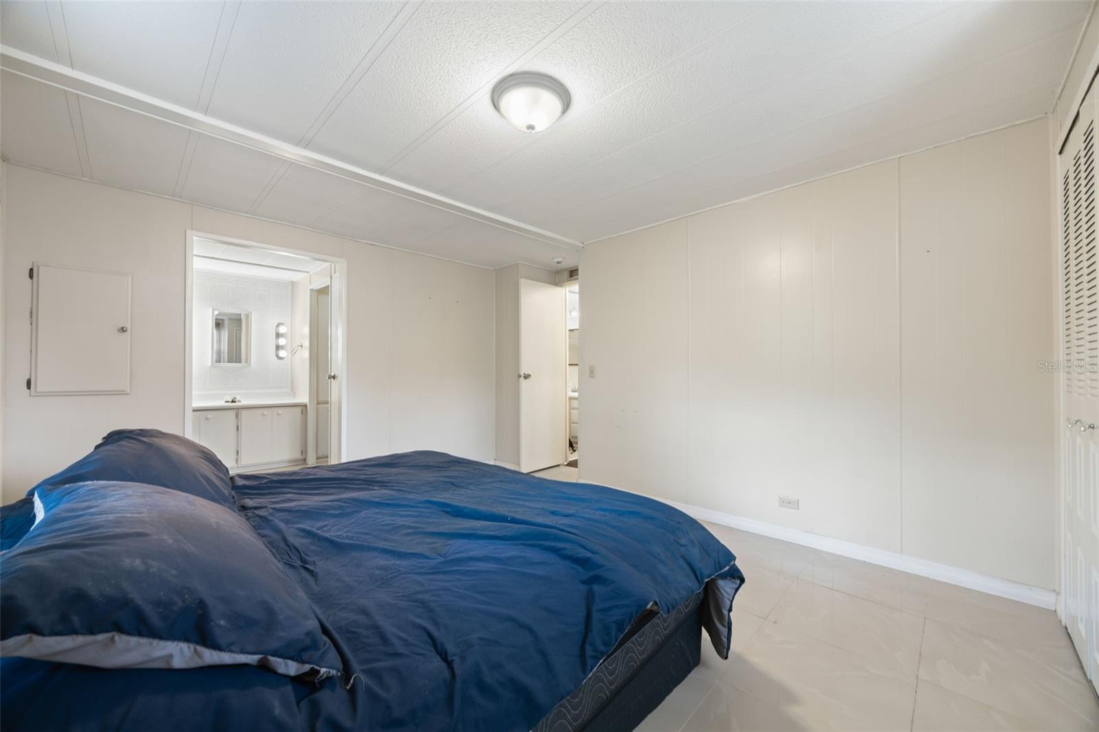 LAKESHORE VILLAS - Residential