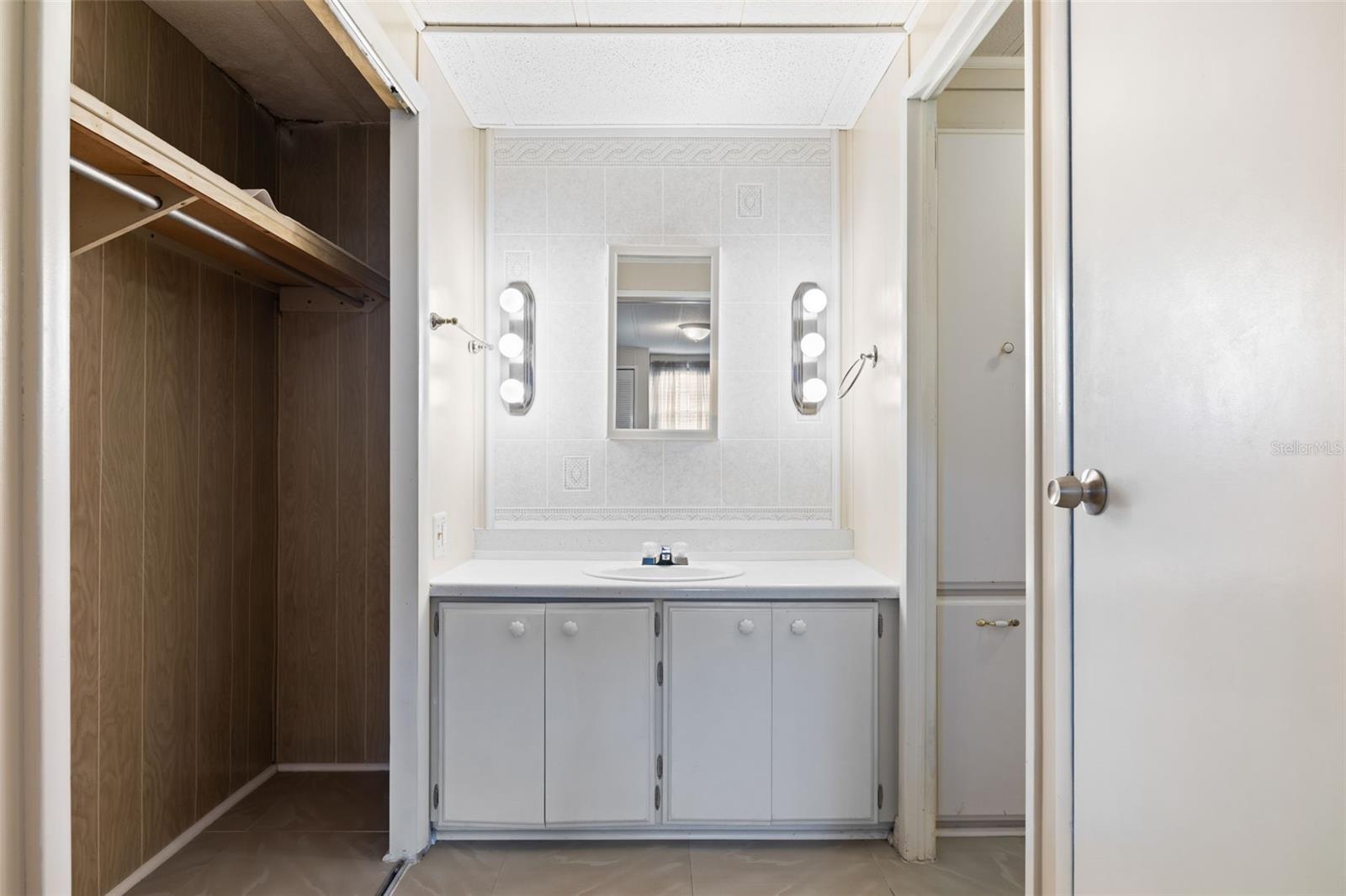 LAKESHORE VILLAS - Residential