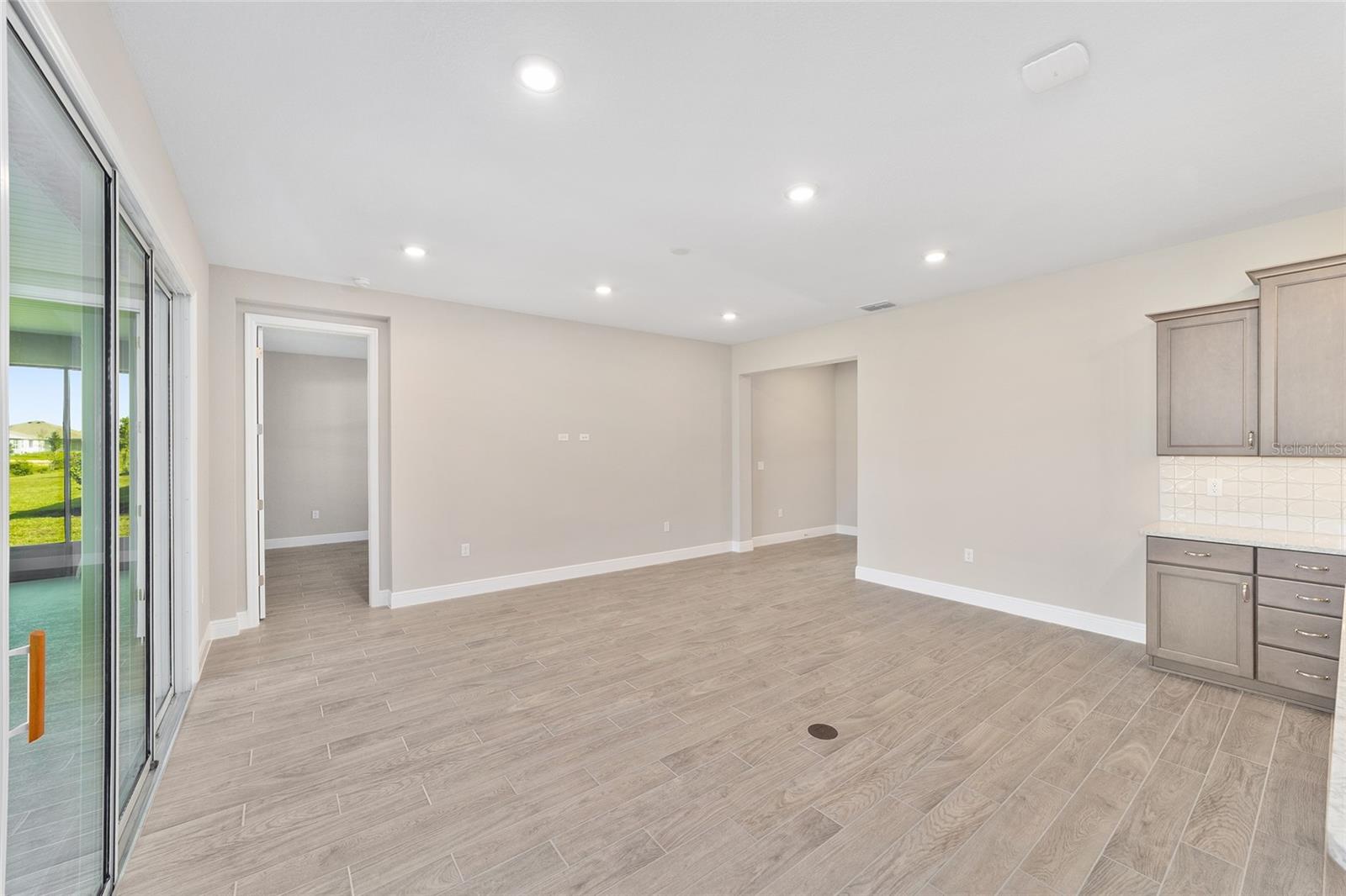 ON TOP OF THE WORLD - Residential Lease