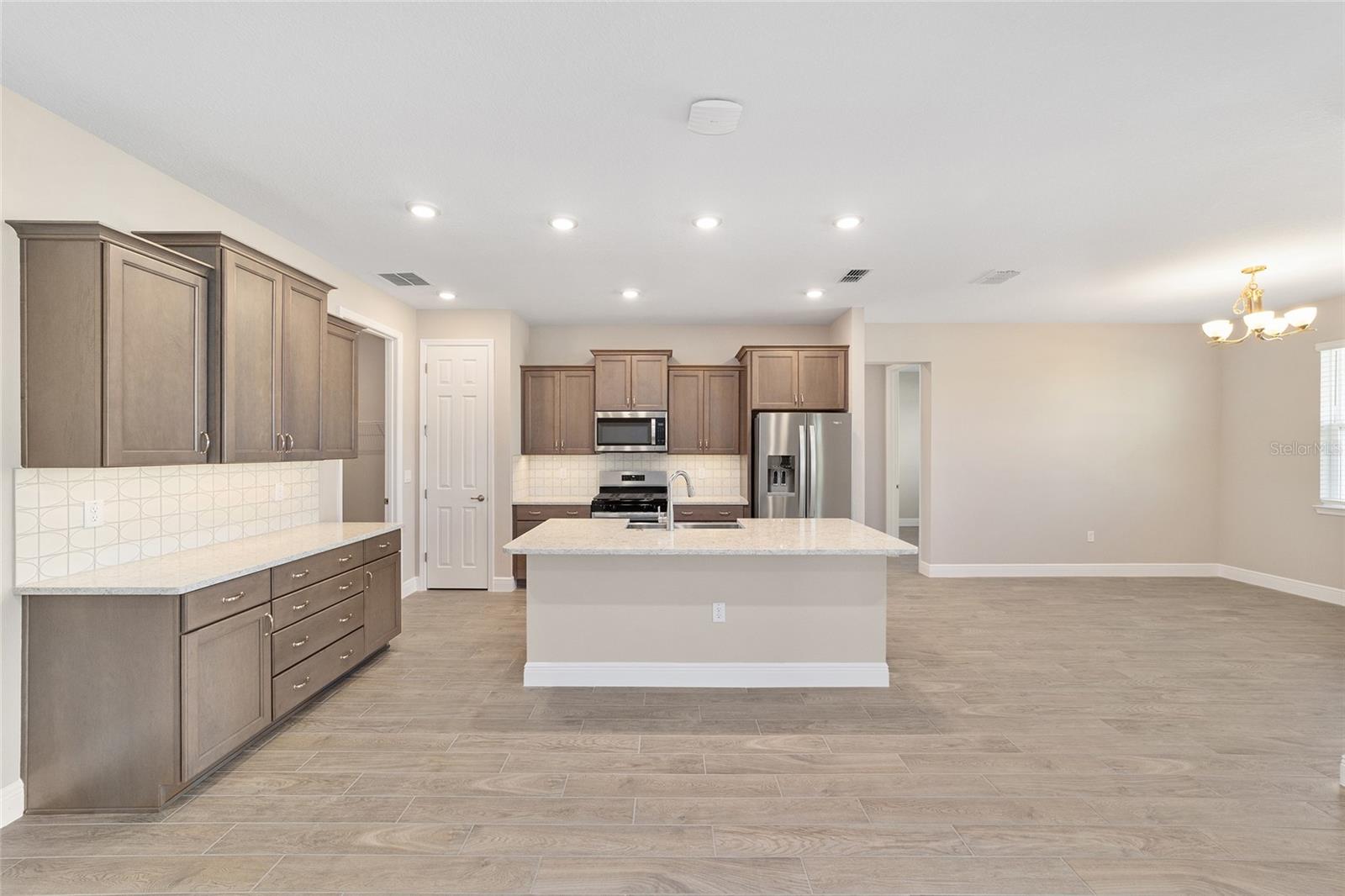ON TOP OF THE WORLD - Residential Lease