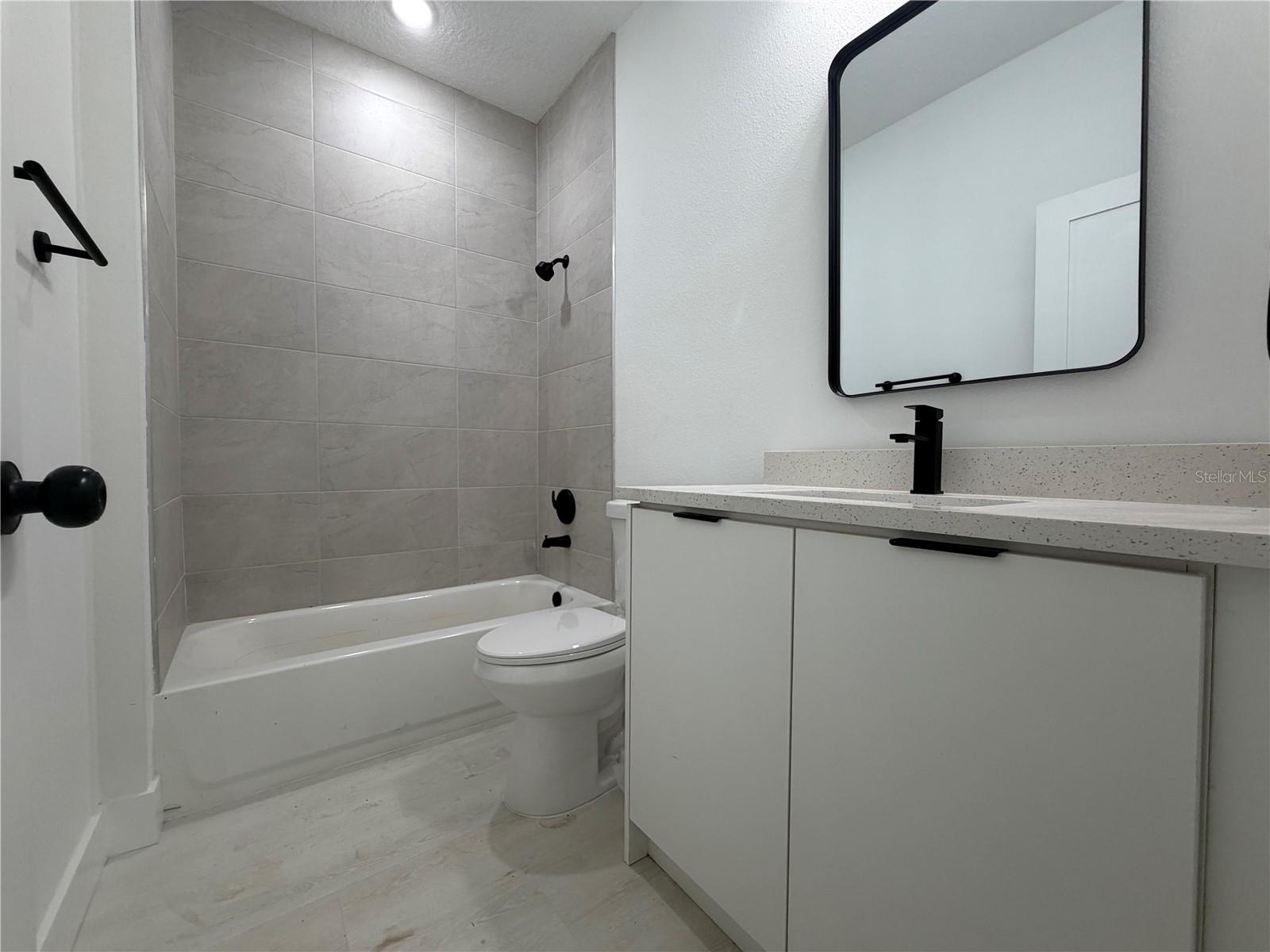 ROLLING RANCH ESTATE - Residential Lease
