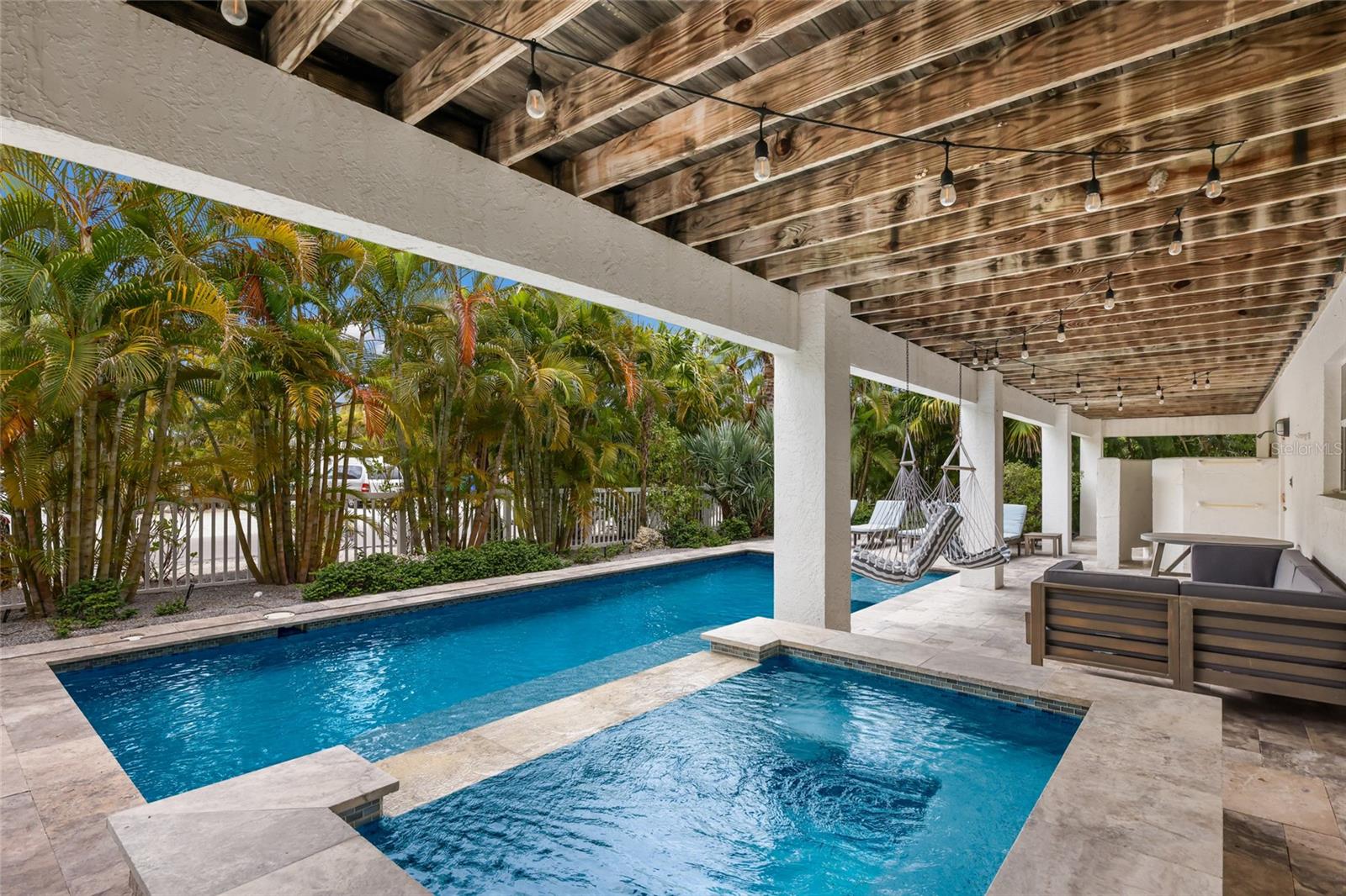 ISLAND CEDARS - Residential