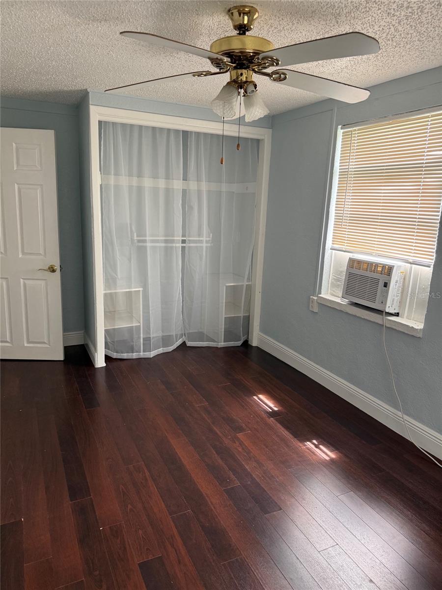 COM SE COR SEC 32 TH - Residential