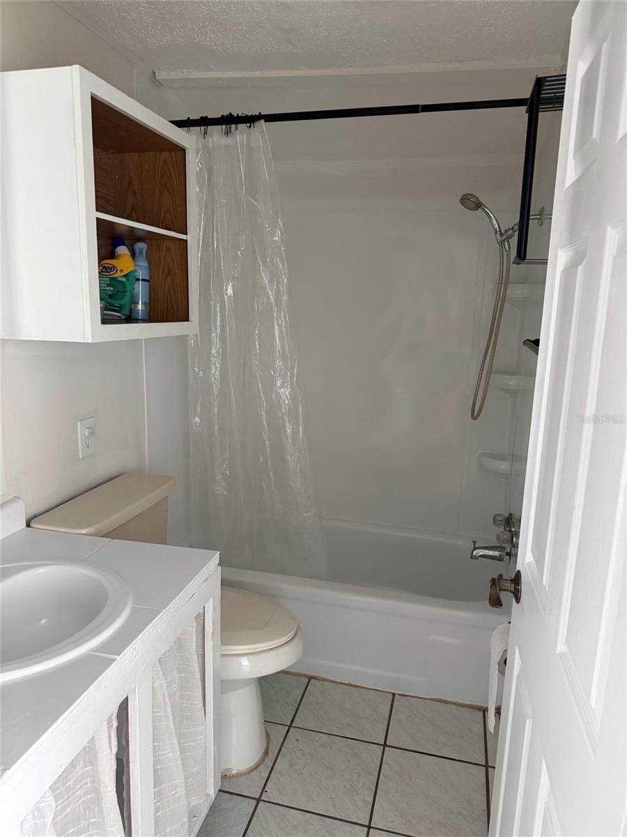 COM SE COR SEC 32 TH - Residential