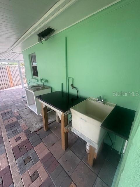 COM SE COR SEC 32 TH - Residential