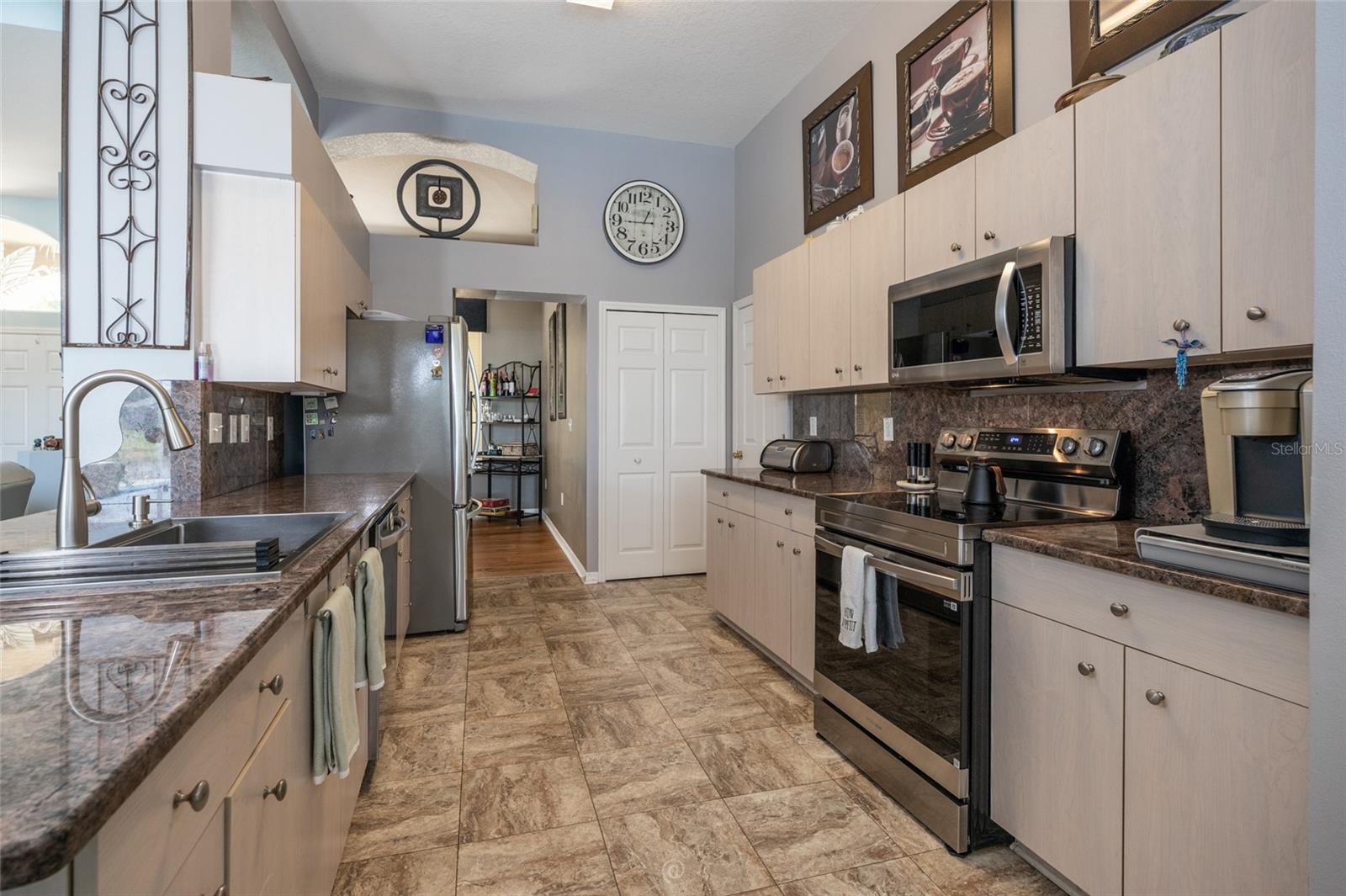WATERS EDGE 10 - Residential