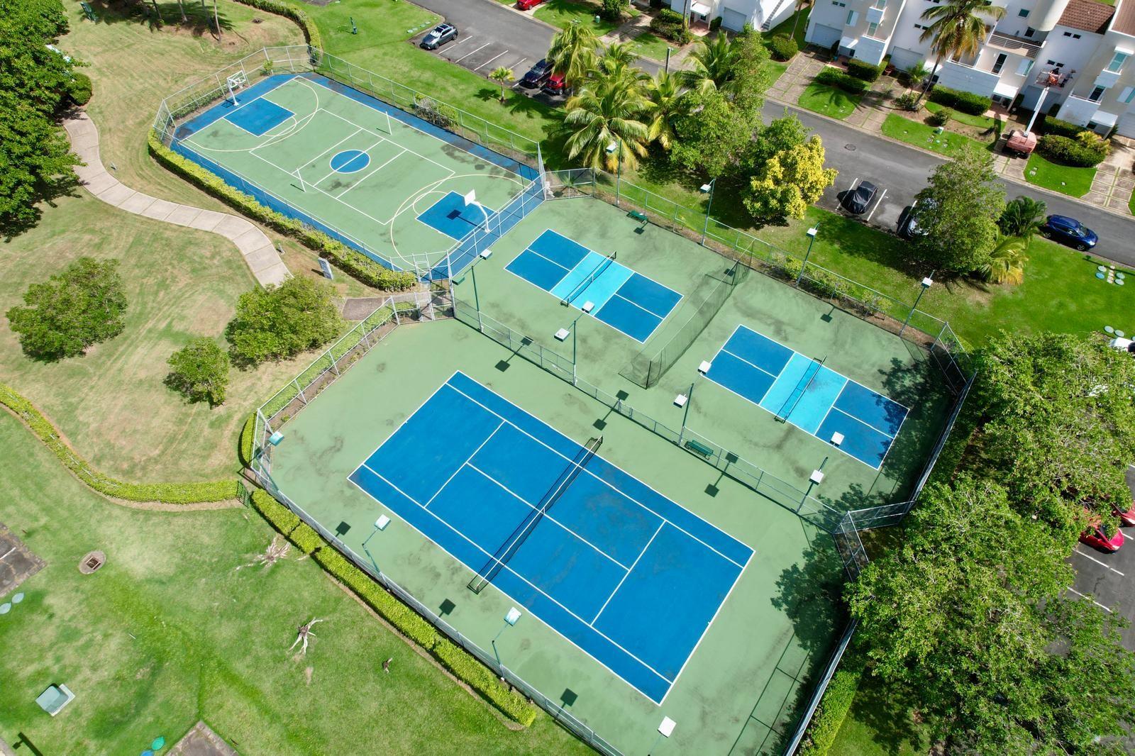 VILLAS DE GOLF WEST - Residential